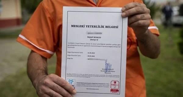 <p>Çalışma ve Sosyal Güvenlik Bakanlığı'na bağlı MYK, nitelikli insan kaynağının oluşması için mesleklere standart, çalışanlara belge kazandırmaya devam ediyor.<br />
<br />
Mesleki Yeterlilik Kurumu (MYK) tarafından verilen mesleki yeterlilik belgesi şartı aranan meslekler:</p>

<p> </p>
