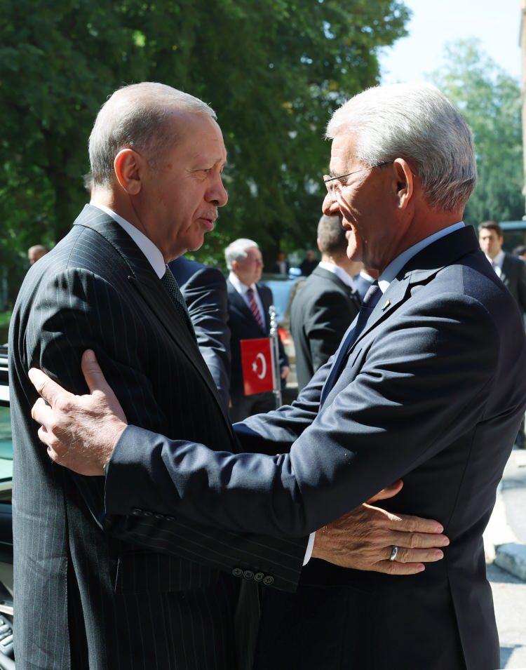 <p>Cumhurbaşkanı Recep Tayyip Erdoğan, Balkanlar ziyaretinin ilk durağı olan Bosna Hersek’in başkenti Saraybosna’da resmi törenle karşılandı.  </p>
