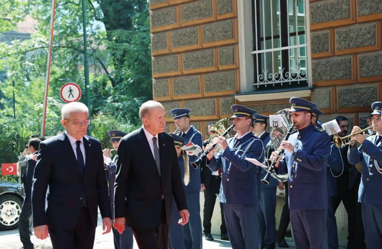 <p>Bosna Hersek Dış Ticaret Odası Başkanı Zdravko Marinkovic, AA muhabirine yaptığı açıklamada, Erdoğan'ın bugün başlayacak Balkan turunun tüm bölge için önemli olduğunu ifade ederek, Türkiye'nin, Bosna Hersek'in istikrar ve ekonomik kalkınması için her zaman destek verdiğini belirtti.</p>

<p>Cumhurbaşkanı Erdoğan'ın ziyaretiyle yeni iş alanlarının açılacağına inandığını dile getiren Marinkovic, stratejik bakımdan önemli altyapı projelerinin de hayata geçirileceğini söyledi.</p>
