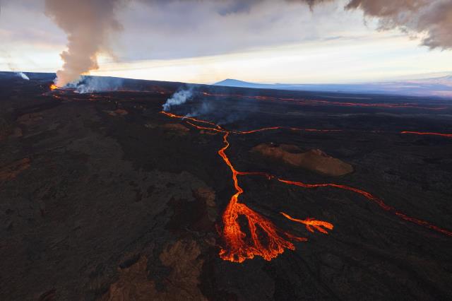 38 yıl sonra harekete geçen yanardağı lav püskürtmeye devam ediyor! Yetkililerin bir korkusu var