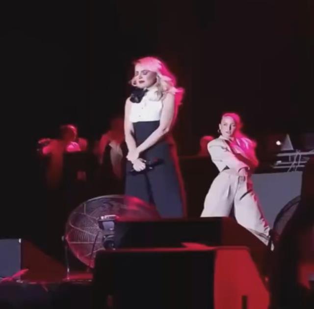 5 aylık eşinden boşanma kararı alan Hadise, sahnede gözyaşlarına hakim olamadı