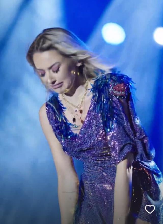 5 aylık eşinden boşanma kararı alan Hadise, sahnede gözyaşlarına hakim olamadı