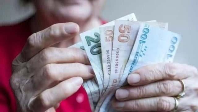 <p>Yaş koşulunu yerine getirmediği halde sağlık kurulu raporuyla erken yaşlandığı belirlenenler bu haktan yararlanabiliyor.<br />
<br />
 Psikolojik yaşanma hali de bu kapsamda değerlendiriliyor. Yaşlılık aylığı bağlanması için yaş koşulu dışındaki diğer şartları taşıyan, 55 yaşını dolduran sigortalılardan biyolojik yönden bu yaşı dolduran, çalışma gücü bu seviyeye düşenler erken yaşlanmış kabul ediliyor.</p>
