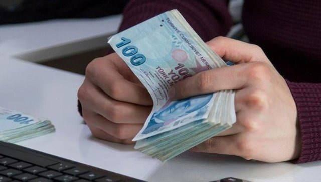 <p><strong>2- Başvuru başta olmak üzere emekli aylığı için süreç nasıl işliyor?</strong></p>

<p> </p>

<p>Koşulları taşıyanların malulen emeklilikte olduğu gibi SGK mü düklüklerine başvurması gerekiyor. Kurum, yaş, prim günü şartlarının yeterli olduğunu tespit ederse Sağlık Kurulu raporu için hastaneye sevk eder. Hastanede muayene, tetkik, tahlil, kontroller yapıldıktan sonra düzenlenen rapor SGK'ya gönderilir. SGK Salık Kurulu raporu, tıbbi belgeleri inceledikten sonra erken yaşlanmanın tespiti halinde emeklilik işlemleri başlatılır.</p>
