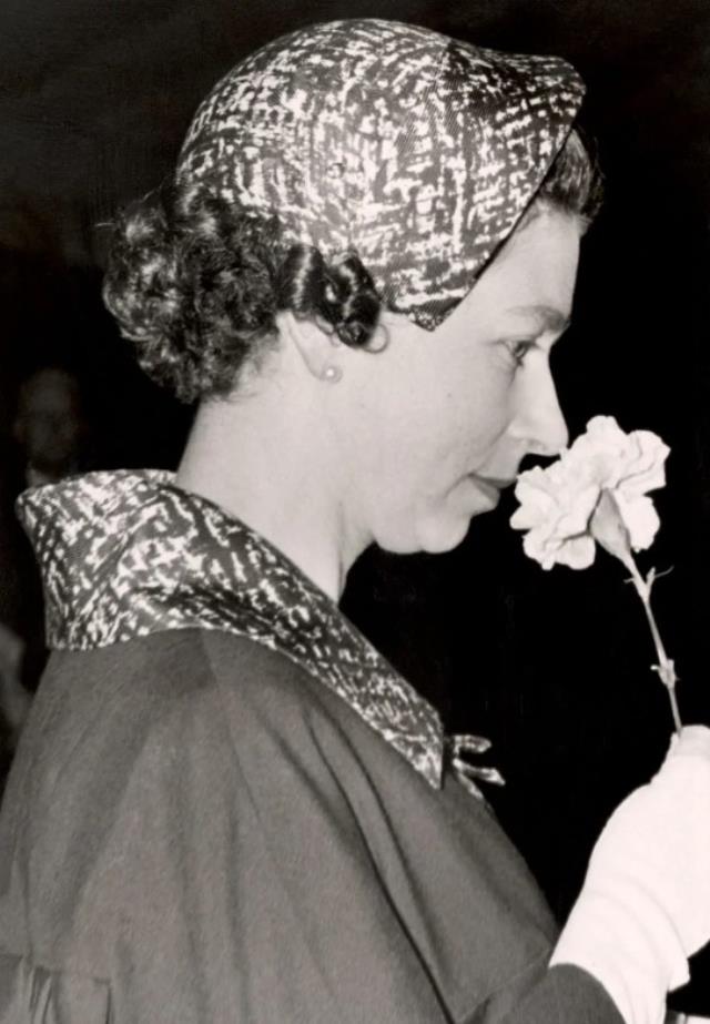 70 yıllık saltanatında taçları değil şapkaları dikkat çekti! İşte II. Elizabeth'in birbirinden ilginç şapkaları