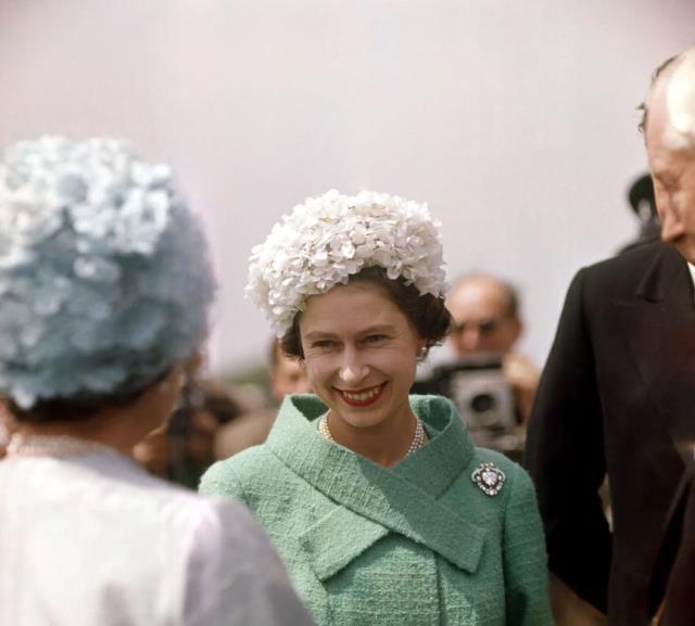 70 yıllık saltanatında taçları değil şapkaları dikkat çekti! İşte II. Elizabeth'in birbirinden ilginç şapkaları