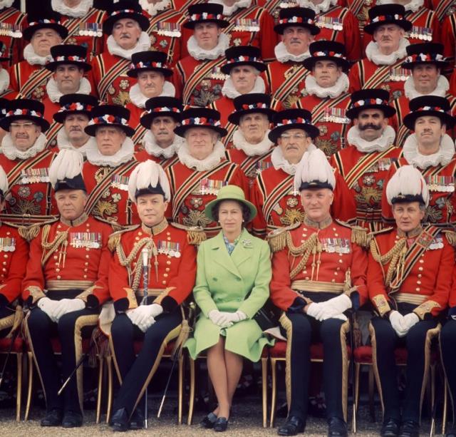 70 yıllık saltanatında taçları değil şapkaları dikkat çekti! İşte II. Elizabeth'in birbirinden ilginç şapkaları