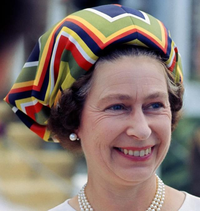 70 yıllık saltanatında taçları değil şapkaları dikkat çekti! İşte II. Elizabeth'in birbirinden ilginç şapkaları