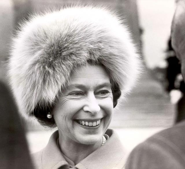 70 yıllık saltanatında taçları değil şapkaları dikkat çekti! İşte II. Elizabeth'in birbirinden ilginç şapkaları