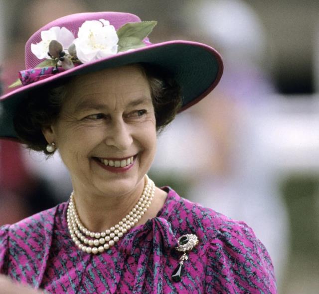 70 yıllık saltanatında taçları değil şapkaları dikkat çekti! İşte II. Elizabeth'in birbirinden ilginç şapkaları