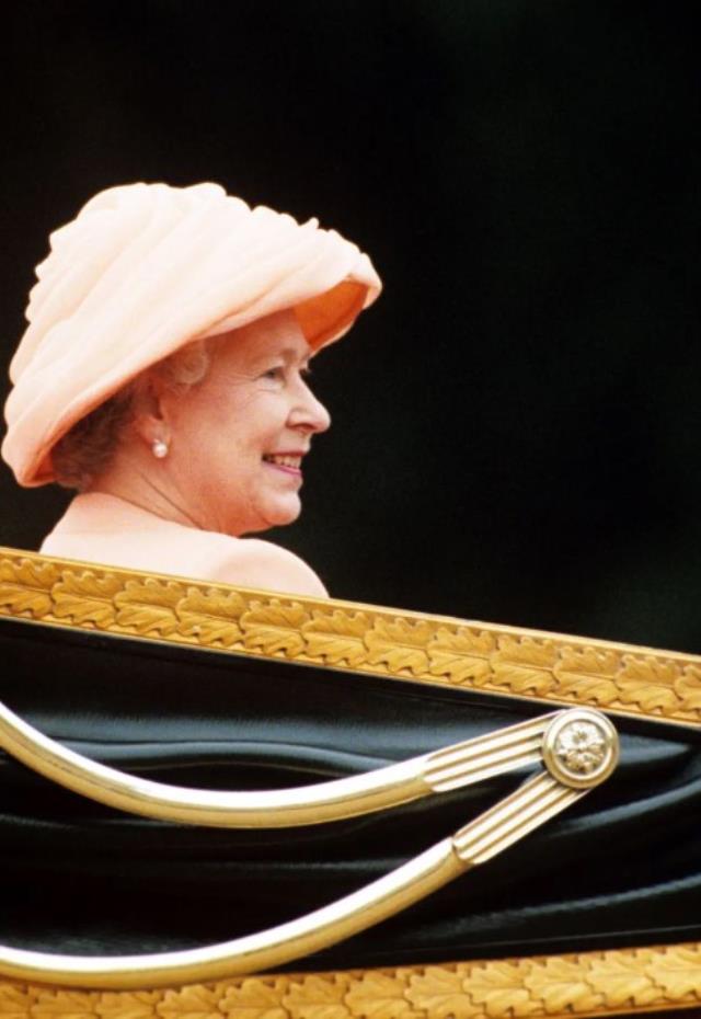 70 yıllık saltanatında taçları değil şapkaları dikkat çekti! İşte II. Elizabeth'in birbirinden ilginç şapkaları