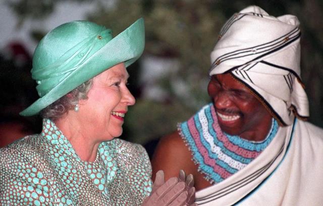 70 yıllık saltanatında taçları değil şapkaları dikkat çekti! İşte II. Elizabeth'in birbirinden ilginç şapkaları