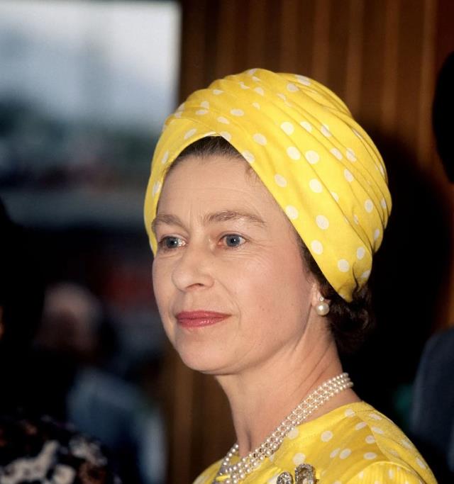 70 yıllık saltanatında taçları değil şapkaları dikkat çekti! İşte II. Elizabeth'in birbirinden ilginç şapkaları