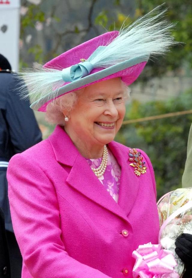 70 yıllık saltanatında taçları değil şapkaları dikkat çekti! İşte II. Elizabeth'in birbirinden ilginç şapkaları
