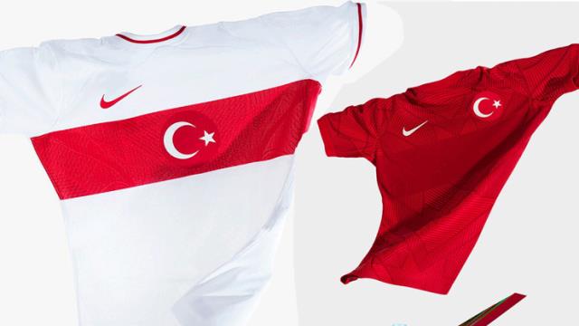 A Milli Futbol Takımı yeni formaları tanıldı