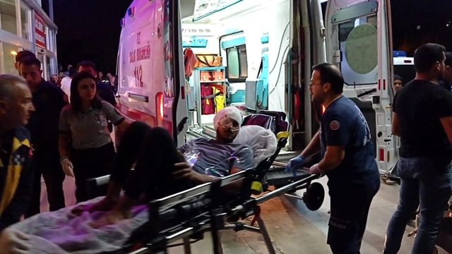 Başından vuruldu, el sallayarak ambulansa bindi