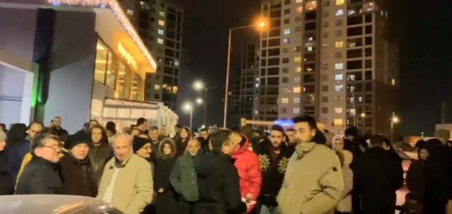 Aidata yapılan okkalı zam sonrası site sakinleri gece yarısı sokağa döküldü