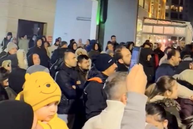 Aidata yapılan okkalı zam sonrası site sakinleri gece yarısı sokağa döküldü