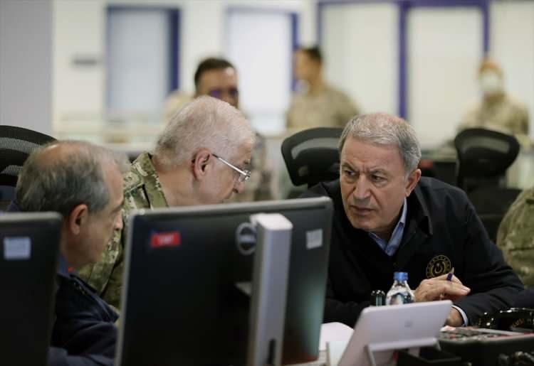 <p>Irak ve Suriye'nin kuzeyindeki terör hedeflerinin tam isabetle vurulduğu Pençe Kılıç Harekatı'nı, Milli Savunma Bakanı Hulusi Akar, beraberindeki Türk Silahlı Kuvvetleri (TSK) komuta kademesi ile Hava Kuvvetleri Harekat Merkezi'nden sevk ve idare etti.</p>

<p> </p>
