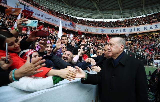 Stat tıklım tıklım! AK Parti'nin İstanbul mitingine tribünde açılan Erdoğan koreografisi damga vurdu