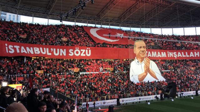 Stat tıklım tıklım! AK Parti'nin İstanbul mitingine tribününde açılan Erdoğan koreografisi damga vurdu