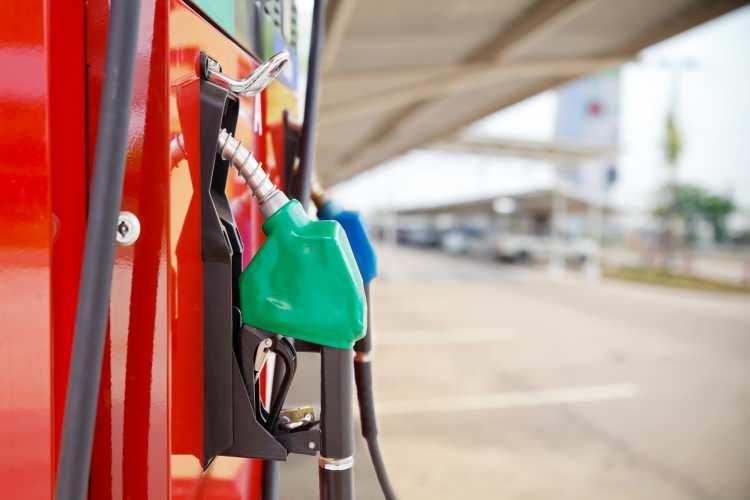 <p>Brent petrol varil fiyatındaki düşüşün devam etmesinin ardından akaryakıt fiyatlarına gelen indirimlere bir yenisi daha eklendi. Sektör kaynaklarının aktardığı bilgiye göre bu gece yarısından itibaren motorin grubunda 82 kuruş indirim gelmesi bekleniyor.</p>
