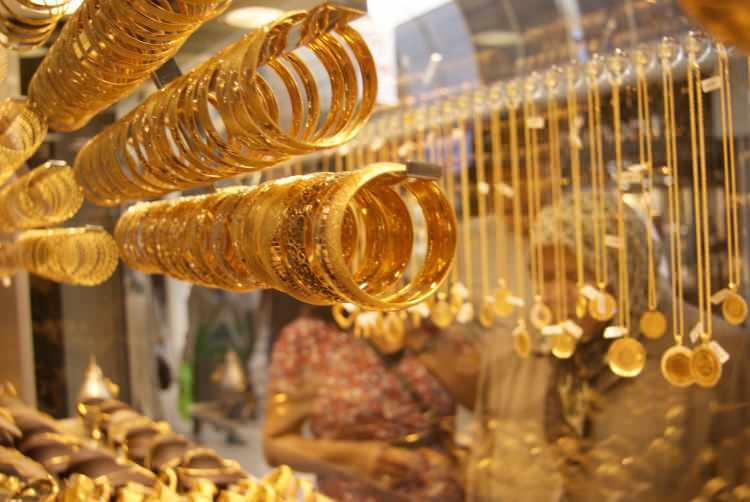 <p>Uluslararası piyasalarda spot altın fiyatı 5 Temmuz'dan bu yana ilk kez 1810 dolar/ons seviyesini gördü ve şu sıralarda Cuma gününe göre yüzde 0,61 artışla 1808,49 dolar/ons seviyesinde.</p>
