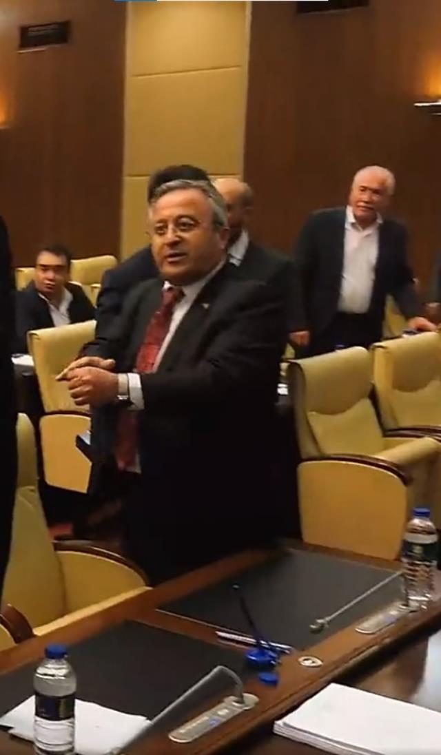 Ankara'da meclis toplantısına başkan yardımcısının el hareketi damga vurdu: Her işiniz yarım böyle anasını satayım