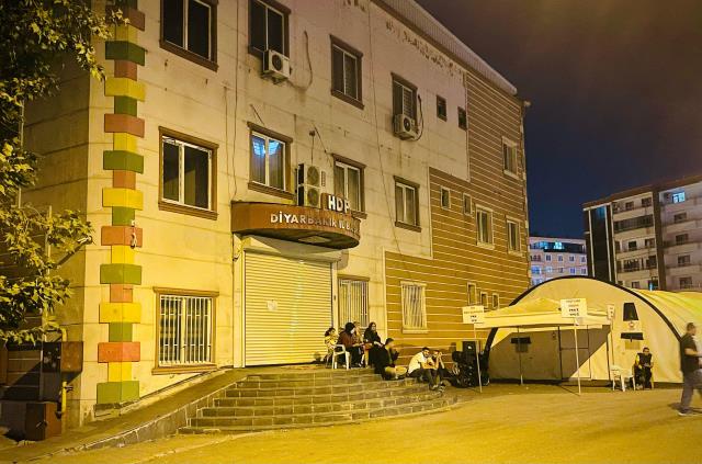 Anne ve babaların evlat nöbeti tuttuğu HDP Diyarbakır İl Binası kapatıldı