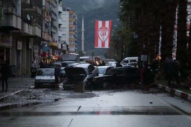 Gece boyu yağan yağmur sonrası kabus gibi bir güne uyandılar! 2 ilçede son durum bu