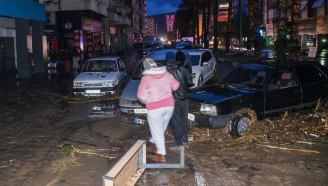 Gece boyu yağan yağmur sonrası kabus gibi bir güne uyandılar! 2 ilçede son durum bu