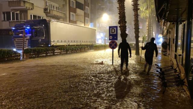 Gece boyu yağan yağmur sonrası kabus gibi bir güne uyandılar! 2 ilçede son durum bu