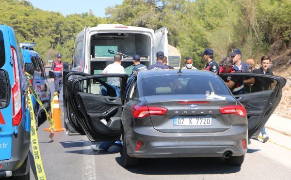 Otomobilinde boğazı kesilmiş olarak ölü bulundu