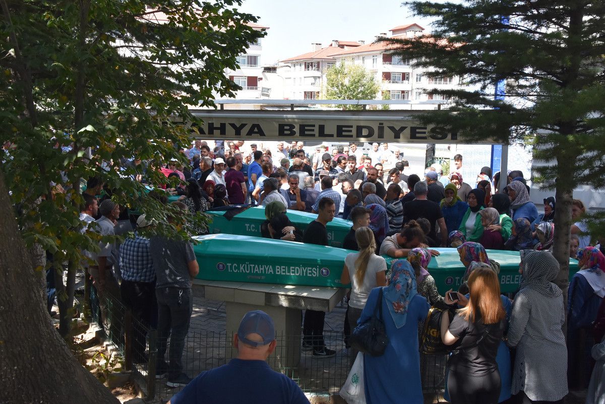 Antalya da tır kazasında ölen 4 kişilik aile, Kütahya’da toprağa verildi #1