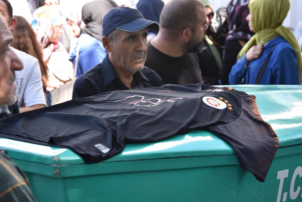 Antalya da tır kazasında ölen 4 kişilik aile, Kütahya’da toprağa verildi #2