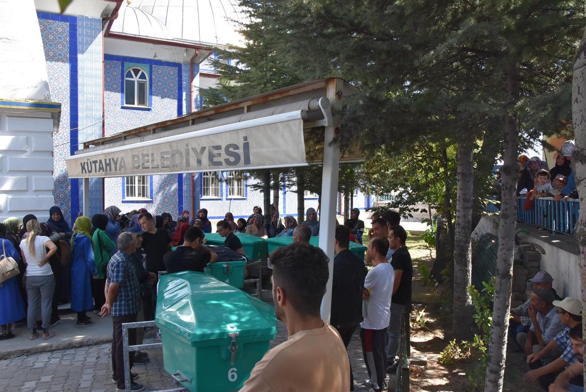 Antalya da tır kazasında ölen 4 kişilik aile, Kütahya’da toprağa verildi #3