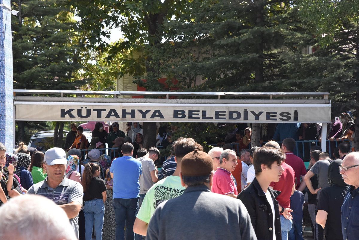 Antalya da tır kazasında ölen 4 kişilik aile, Kütahya’da toprağa verildi #4
