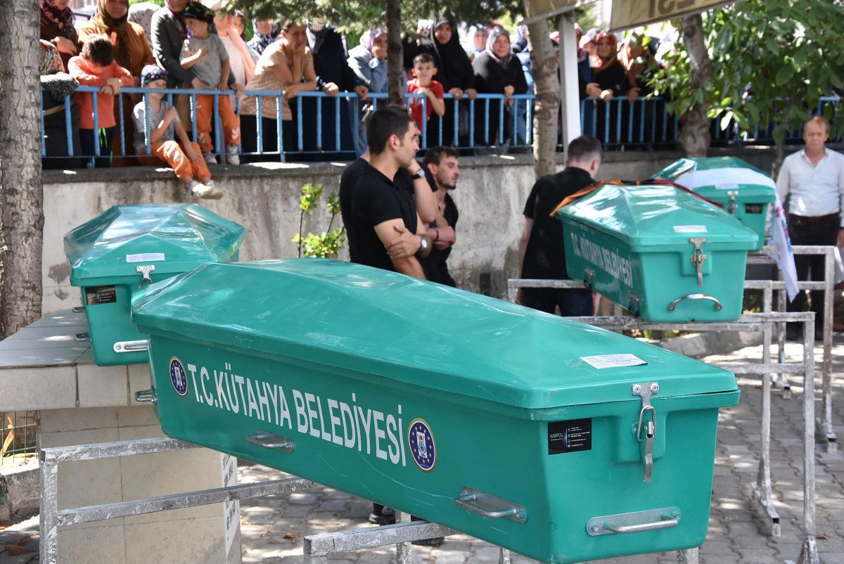 Antalya da tır kazasında ölen 4 kişilik aile, Kütahya’da toprağa verildi #5