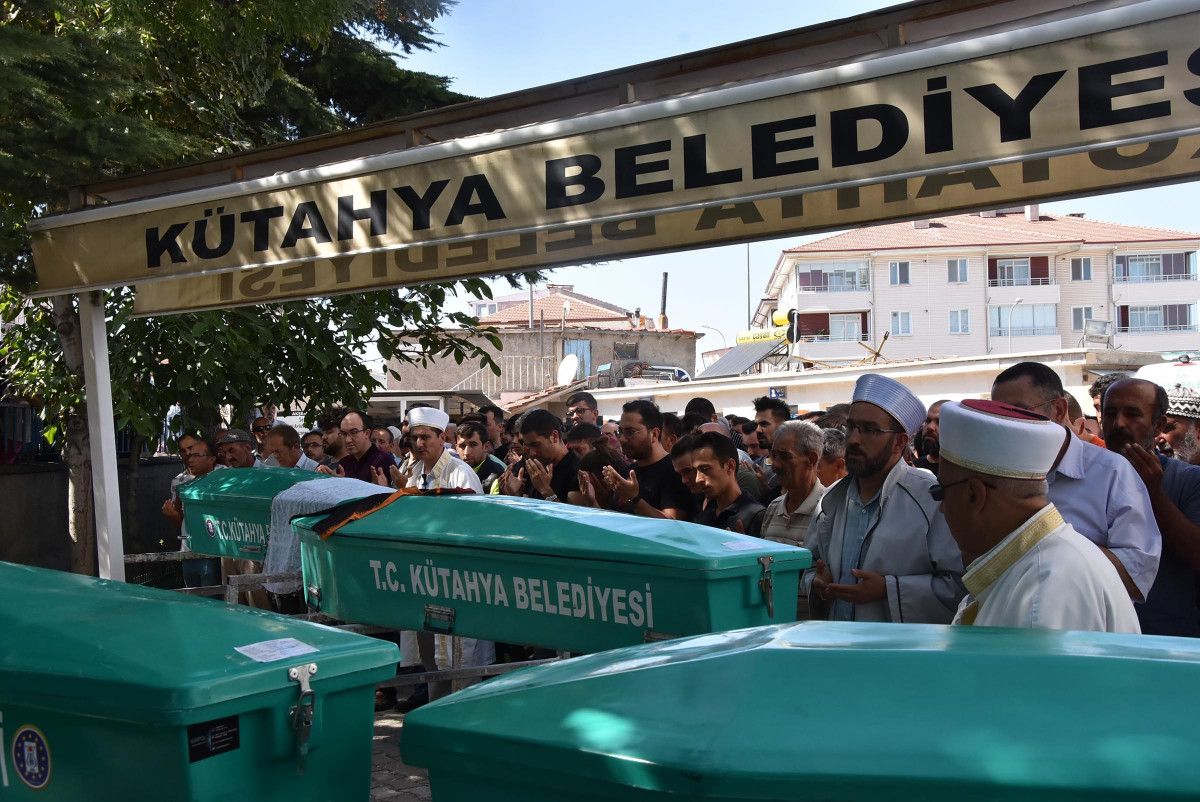 Antalya da tır kazasında ölen 4 kişilik aile, Kütahya’da toprağa verildi #6