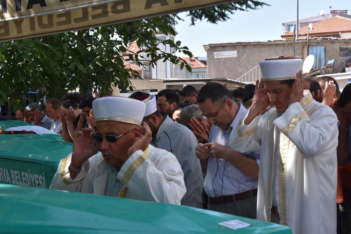 Antalya da tır kazasında ölen 4 kişilik aile, Kütahya’da toprağa verildi #7