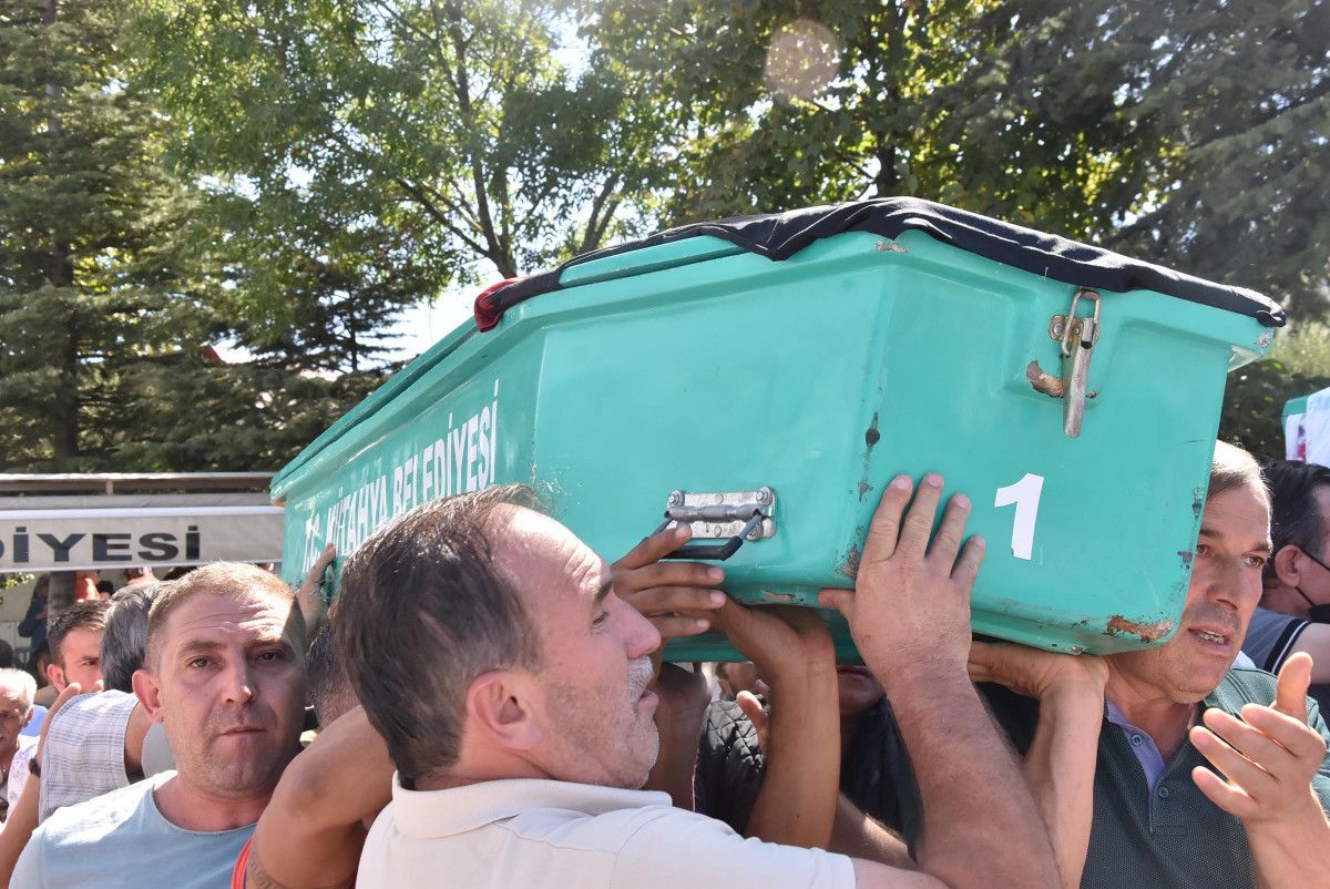Antalya da tır kazasında ölen 4 kişilik aile, Kütahya’da toprağa verildi #8