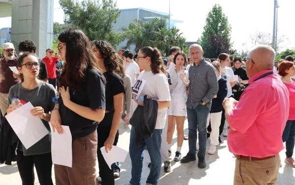 YKS ikinci oturumunda öğrenciler sınav binaları önünde kuyruk oluşturdu YKS ikinci oturumunda öğrenciler sınav binaları önünde kuyruk oluşturdu
