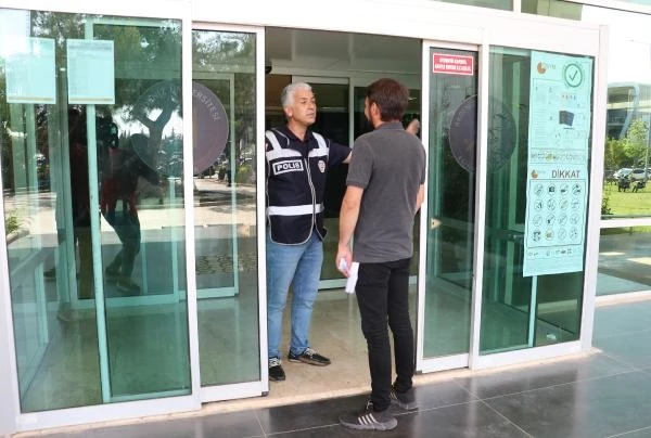 YKS ikinci oturumunda öğrenciler sınav binaları önünde kuyruk oluşturdu YKS ikinci oturumunda öğrenciler sınav binaları önünde kuyruk oluşturdu