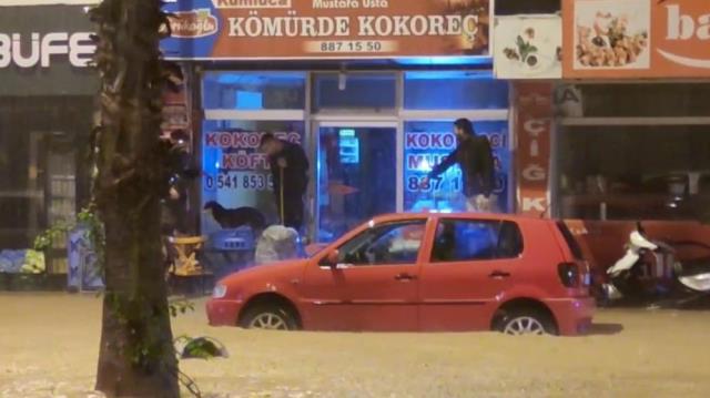 Antalya'nın Kumluca ilçesinde kuvvetli yağış sele neden oldu! Köprüler yıkıldı, araçlar sürüklendi