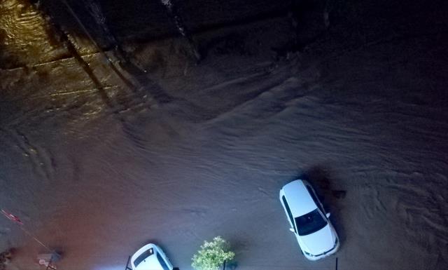 Antalya'nın Kumluca ilçesinde kuvvetli yağış sele neden oldu! Köprüler yıkıldı, araçlar sürüklendi