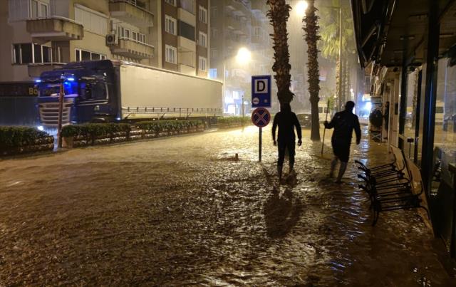 Antalya'nın Kumluca ilçesinde kuvvetli yağış sele neden oldu! Köprüler yıkıldı, araçlar sürüklendi