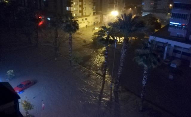 Antalya'nın Kumluca ilçesinde kuvvetli yağış sele neden oldu! Köprüler yıkıldı, araçlar sürüklendi