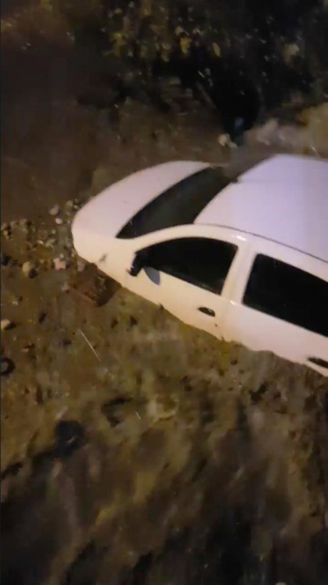 Antalya'nın Kumluca ilçesinde kuvvetli yağış sele neden oldu! Köprüler yıkıldı, araçlar sürüklendi