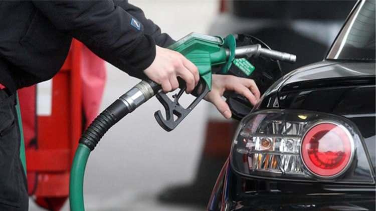 <p>Yurt dışı ürün fiyatlarındaki düşüşle birlikte motorin grubuna önceki hafta 1,54 kuruş indirim gelmişti.</p>

<p>Motorine geçtiğimiz Perşembe günü gelen 95 kuruş indirimin pompaya yansımasının ardından bir indirim haberi daha geldi.</p>
