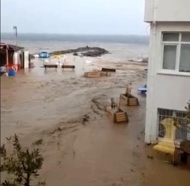 Bursa'da etkili olan sağanak yağış sonrası Mudanya'da karayla deniz birleşti